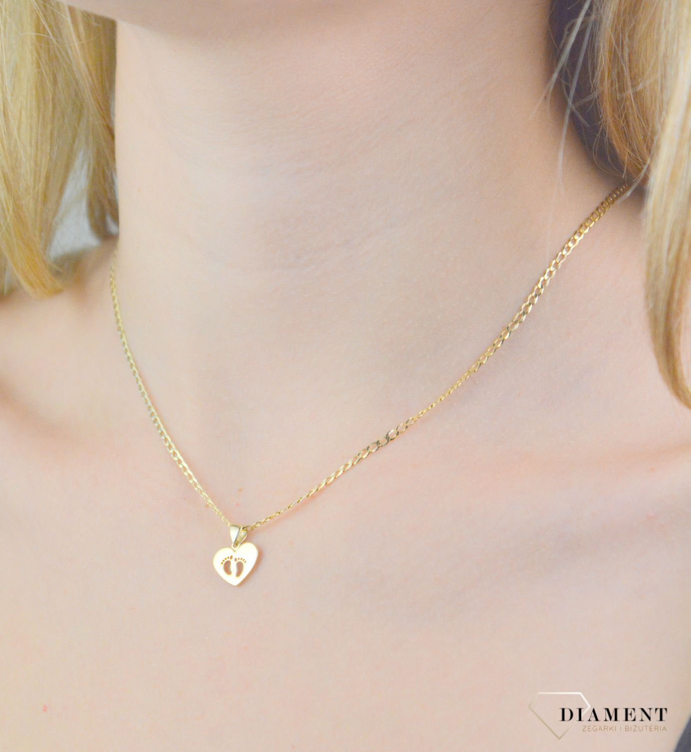 Zawieszka złota stópki próba 585, ZA 7935 585 Piękny, złoty wisiorek o ciekawym wzorze wykonany z żółtego 14-karatowego złota. Zawieszka w formie serca. Wisiorek został wykonany z wysokiej jakości złota próby 585. 2.jpg